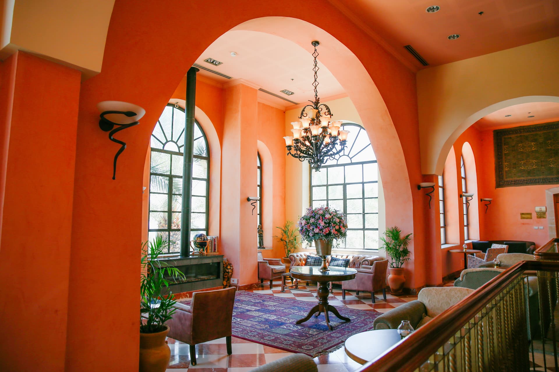 Salón de una casa color naranja quemado.